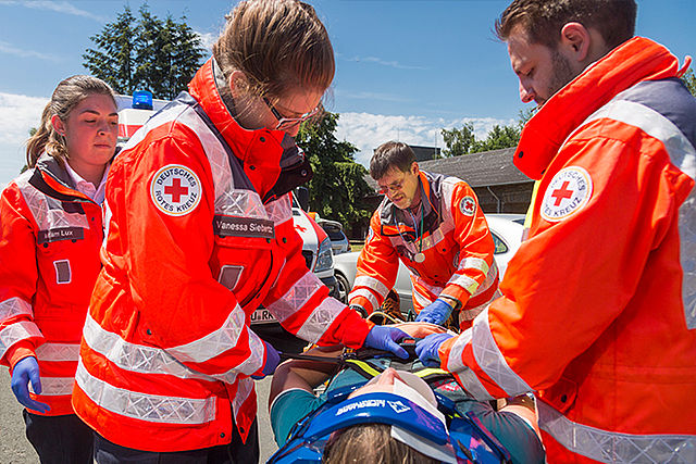 Erste Hilfe beim Fahrradunfall (Dooring) Erste Hilfe beim Fahrradunfall, Versorgung des Unfallopfers durch Rettungssanitäter